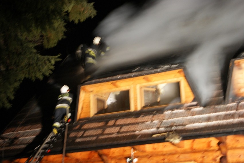 Zakopane: pożar drewnianego domu na zboczu Gubałówki [ZDJĘCIA]