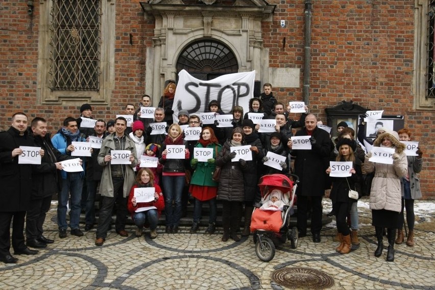 Wrocław: Manifestowali pod Ratuszem. Mają dość wojny w Syrii (ZDJĘCIA)