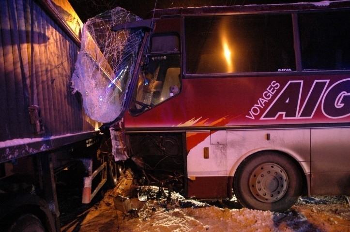 Gm. Choczewo: Szkolny autobus zderzył się z ciężarówką. Dwie uczennice zostały ranne