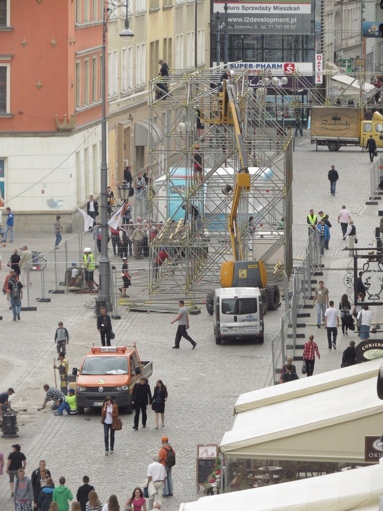 Rośnie strefa kibica na Rynku. Jest już trybuna vip (ZDJĘCIA)