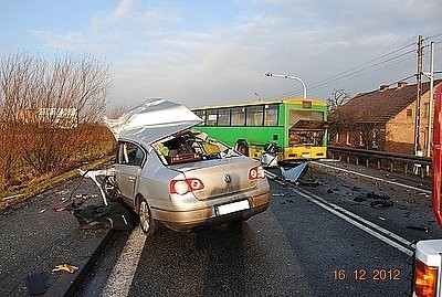 Śmiertelny wypadek w Mikołowie na Gliwickiej. Auto wjechało w autobus [ZDJĘCIA]