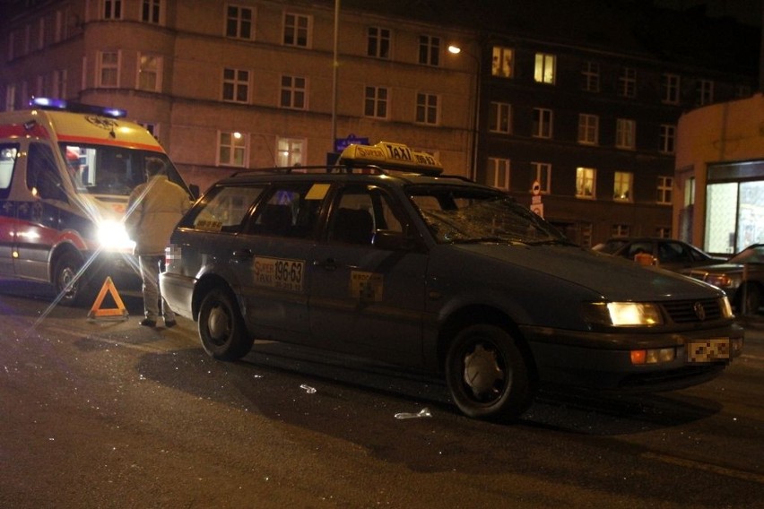 Taksówka potrąciła kobietę na skrzyżowaniu Wyszyńskiego i Damrota (ZDJĘCIA)