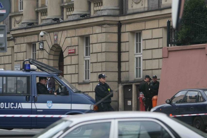 Katowice: Ewakuacja sądu okręgowego po alarmie bombowym