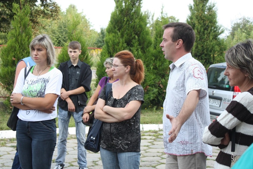 Protest rodziców uczniów ze szkoły w Łazach. Okupowali budynek starostwa [ZDJĘCIA]