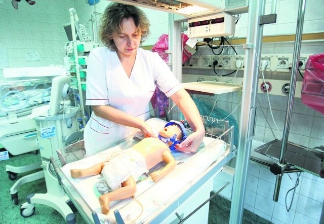 Pielęgniarka Justyna Ślusarczyk testuje urządzenie na fantomie