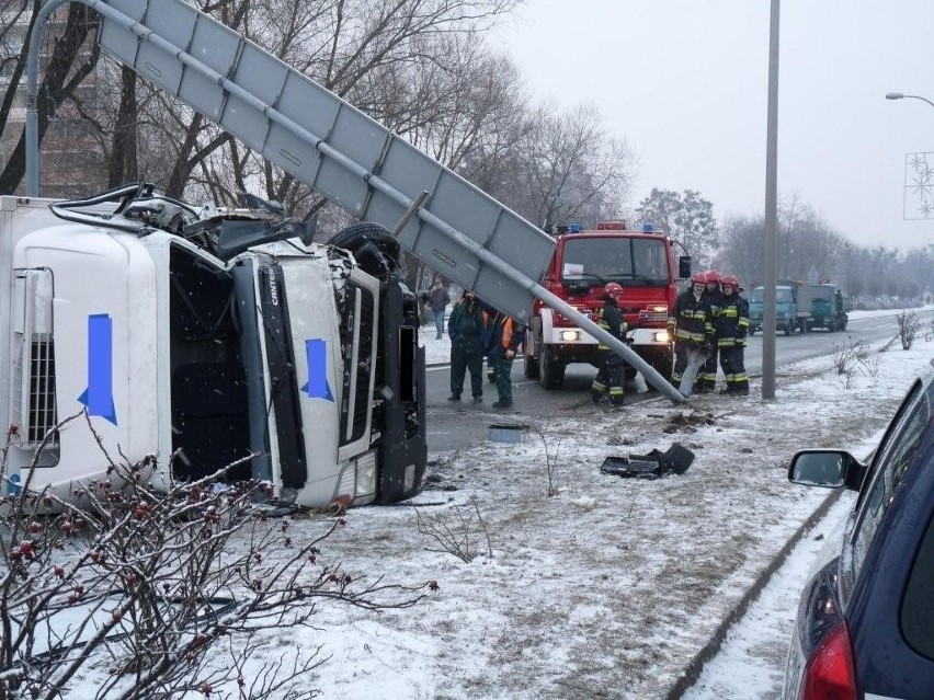 Jastrzębie-Zdrój: Wypadek ciężarówki na Piłsudskiego [ZDJĘCIA]