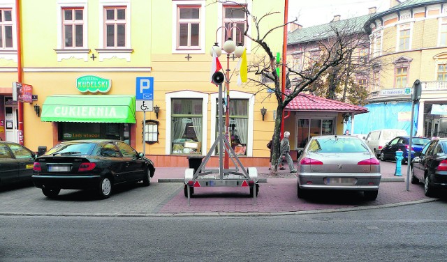 Przyczepy z reklamami są szczególnie uciążliwe dla osób, które szukają miejsca parkingowego na ulicy Krakowskiej