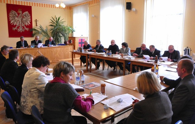 Dąbrowscy radni dokonali kontrowersyjnego podziału gminy na jednomandatowe okręgi wyborcze