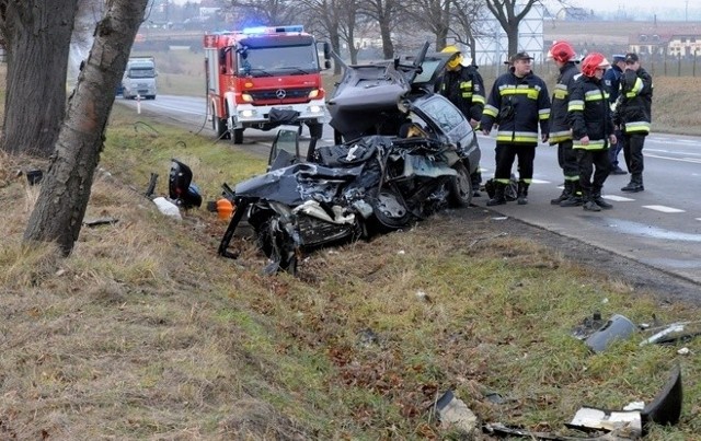 15 grudnia w Bogucinie, na drodze krajowej nr 17, kierowca forda escorta jadący w kierunku Lublina zjechał na lewy pas ruchu i zderzył się czołowo z samochodem ciężarowym marki MAN. Dwie osoby zginęły na miejscu, a dwie, w tym dziecko zostały ciężko ranne. Wypadek w Bogucinie: Dwie osoby nie żyją (ZDJĘCIA)