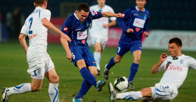 Pomocnik Ruchu Wojciech Grzyb (w środku) toczył zacięte boje z poznańskimi obrońcami.