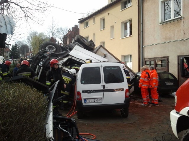 Wypadek na rondzie w Kłodzku. Przewrócił się tir (ZDJĘCIA)