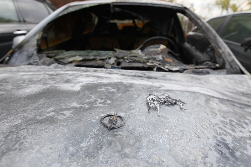 Spalone samochody na ul. Matejki w Poznaniu.