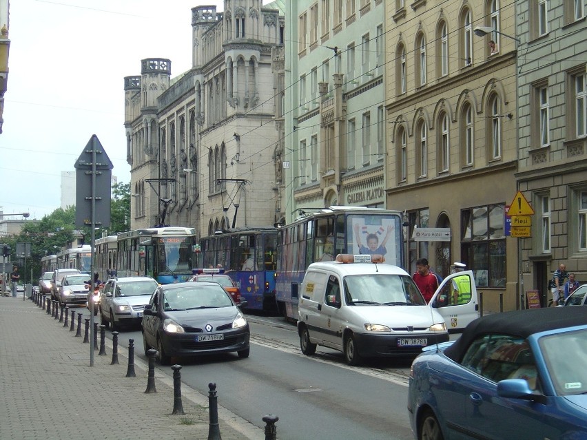 Wrocław: Na Krupniczej wykoleił się tramwaj linii 7 (ZDJĘCIA)