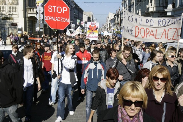 Kilkuset uczniów protestowało na Piotrkowskiej przeciwko dopalaczom.