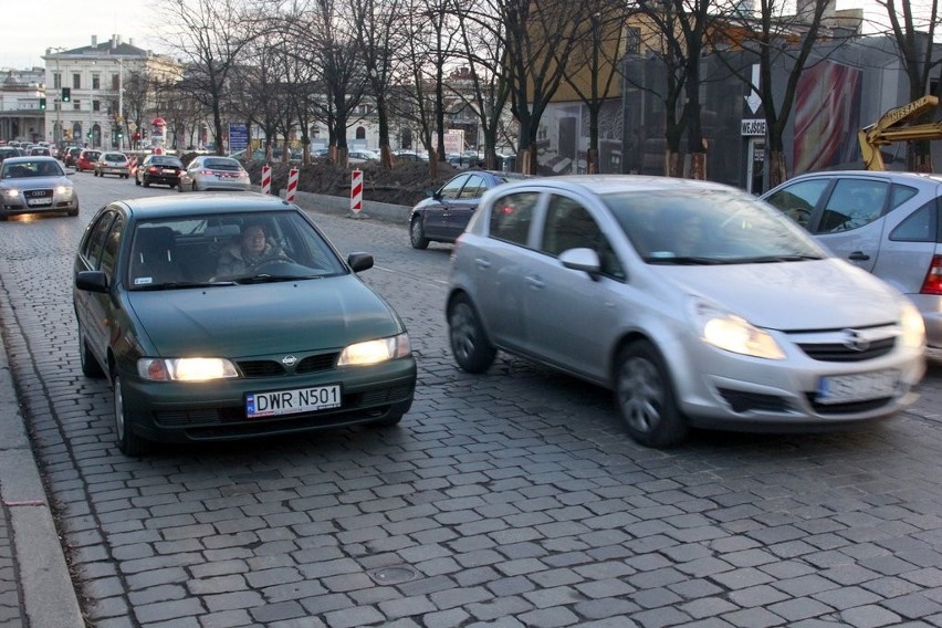 Zamieszanie na pl. Orląt Lwowskich. Kierowcy nie wiedzą jak jechać