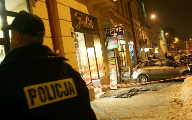 Do napadu przy ul. Świętoduskiej doszło w czwartkowe popołudnie. Policja szuka dwóch młodych mężczyzn. Bandyci mają po około 25 lat.