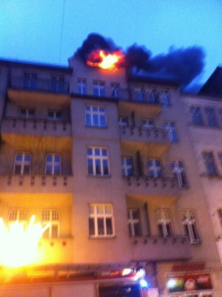 Katowice: Pożar poddasza w kamienicy przy Stawowej [ZDJĘCIA]