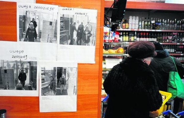 Tablicę z wizerunkami osób podejrzanych o kradzieże umieszczono m.in. w sklepie przy ulicy Głogowskiej. Sprzedawcy mówią, że to skuteczna metoda zwalczania przestępstw: już zgłosiły się osoby, które zapłaciły za skradziony wcześniej towar