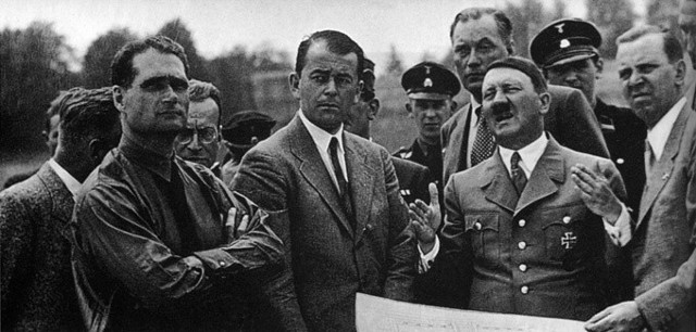 Albert Speer (w środku) należał do ścisłego otoczenia Hitlera