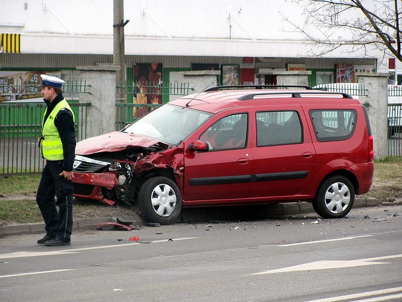 Tył renault został całkowicie zmiażdżony. To nim kobieta...