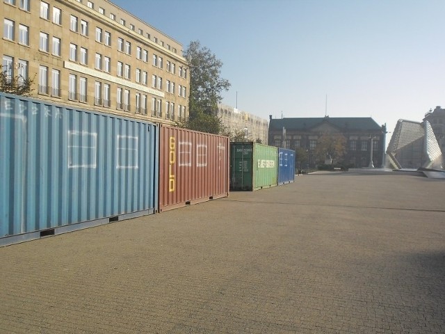 Na znak protestu na placu Wolności, a więc w ścisłym centrum Poznania, stanęły 4 kontenery z wymalowanymi oknami i drzwiami oraz napisem "Średzka".