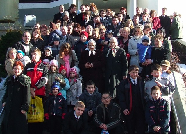 Maria Fiejtek (w środku w czarnym płaszczu) z rodziną. W lutym kończy 94 lata. Ma 85 wnuków, prawnuków i praprawnuków