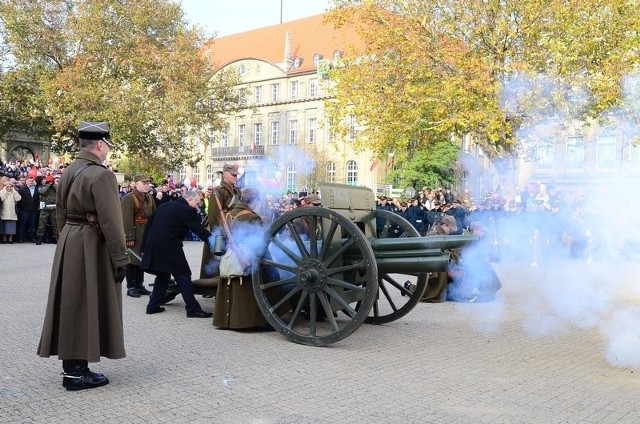 Obchody rozpoczęły się od mszą świętą za ojczyznę w Farze Poznańskiej. Następnie jej uczestnicy przeszli przez Stary Rynek na Plac Wolności, gdzie  odbywały się oficjalne uroczystości.