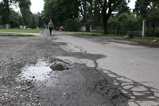 Dziury na ulicy Przedwiośnie oburzyły gościa z Niemiec