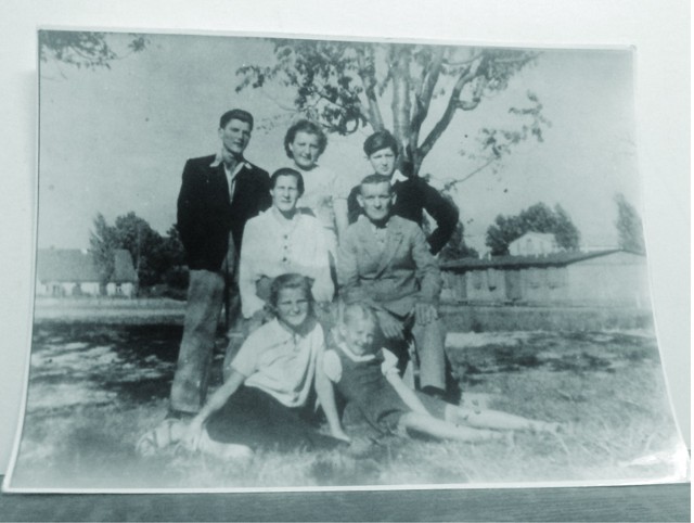 1938 rok. Skoki. Rodzina Szunertów. Na dole zdjęcia siostry Józefa, od lewej Barbara Szunert, Teresa Szunert, wyżej matka Józefa Szunert, ojciec Ludwik Szunert, u góry Józef Szunert ps. "Straceniec", siostra Maria Szunert, brat Henryk Szunert ps. "Kujawiak" - zginął w walkach pod Osuchami