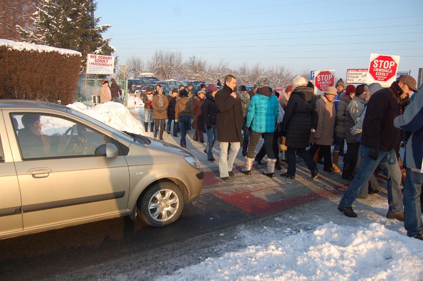 Blokada w obronie szkoły w Koszycach Małych