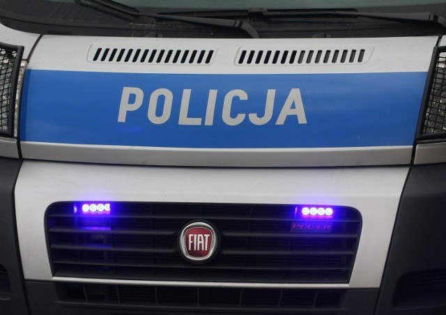 W zderzeniu busa z ciężarówką w powiecie radomszczańskim zginęła jedna osoba, a siedem zostało rannych.