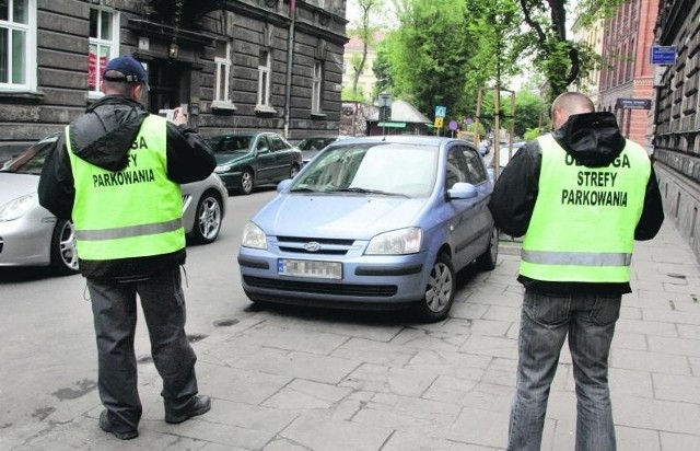 Niektórzy mają na swym koncie już kilkadziesiąt takich mandatów. Nie zamierzają jednak płacić bajońskich sum