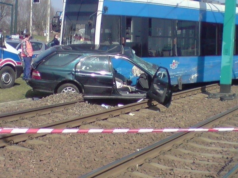 Kraków: wypadek na Kurdwanowie. Kierowca zmarł [ZDJĘCIA]