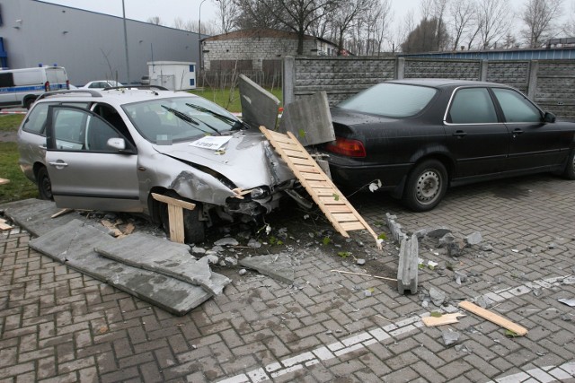 Ul. Mełgiewska: Kierowca fiata uderzył w betonowy płot
