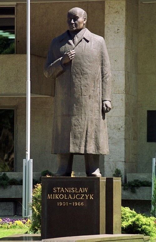 Jego dziełem był pomnik Stanisława Mikołajczyka