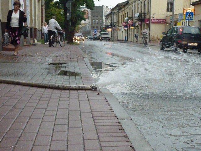 Z wielu podwórek w Radomsku strażacy musieli długo wypompowywać wodę.