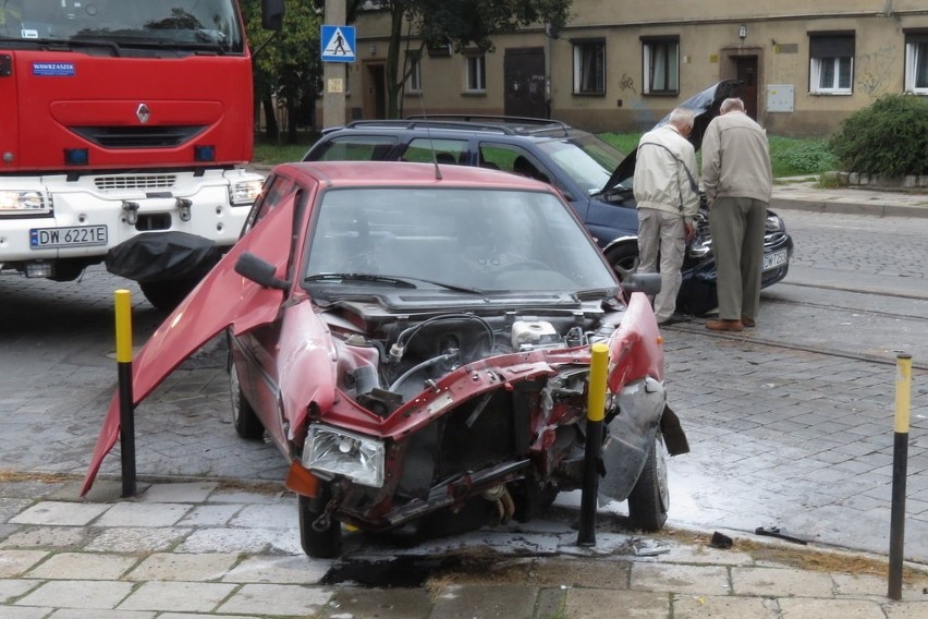 Wrocław: Zderzenie dwóch samochodów na Gajowickiej (ZDJĘCIA)