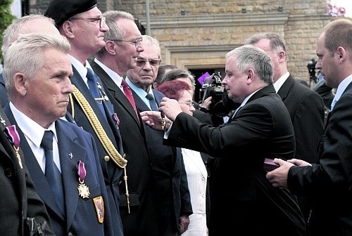 W 2006 roku politycy na czele z prezydentem Lechem Kaczyńskim mówili, że bohaterom Czerwca należą się uprawnienia kombatanckie. Nadal ich jednak nie mają