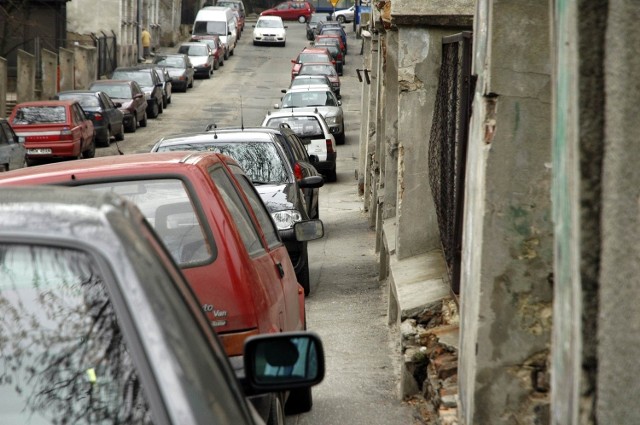 Ul. Żmigród zastawiona parkującymi samochodami