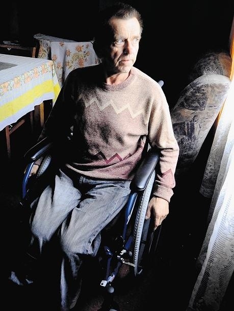 Marek Deska, po amputacji nogi, mieszka sam w domu wymagającym remontu