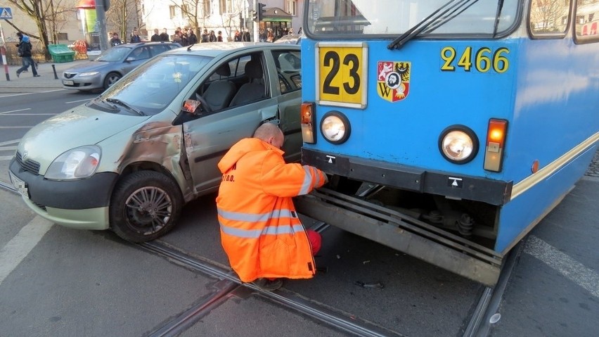 Wrocław: Zderzenie z tramwajem na Kazimierza Wlk. (ZOBACZ)