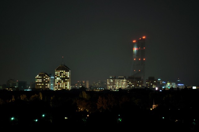 Sky Tower nocą, widok z ul. Litewskiej (8. piętro)