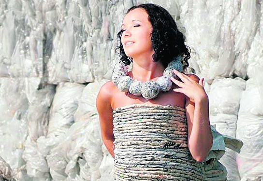 Marzena Sikora w ważącej prawie 50 kg sukni z gazet
