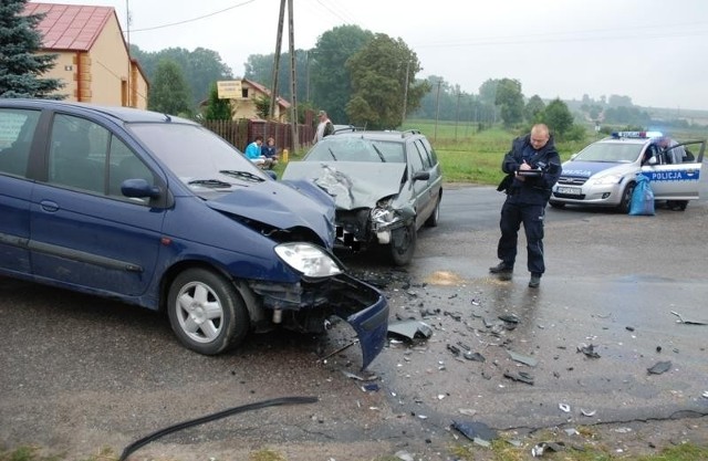 Zderzenie forda i renault w Moniakach. Jedna osoba ranna