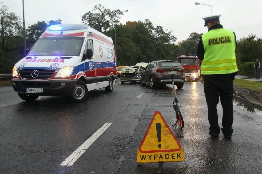 Wrocław: Opel wjechał w BMW (ZDJĘCIA)