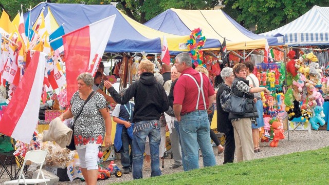 Stragany ustawione pod klasztorem proponują przeróżny asortyment