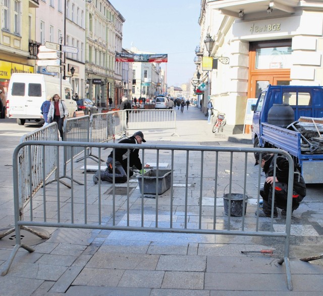 Na ulicy Słowiańskiej trwają prace, bo trzeba wymienić najbardziej spękane płyty