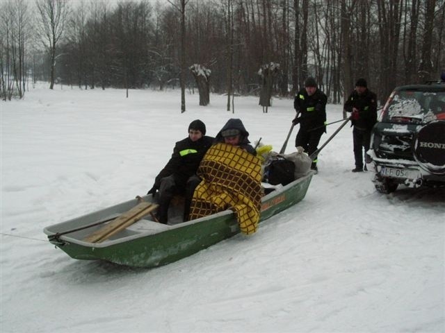 W Mościcach Dolnych podnosi się woda (zdjęcia)