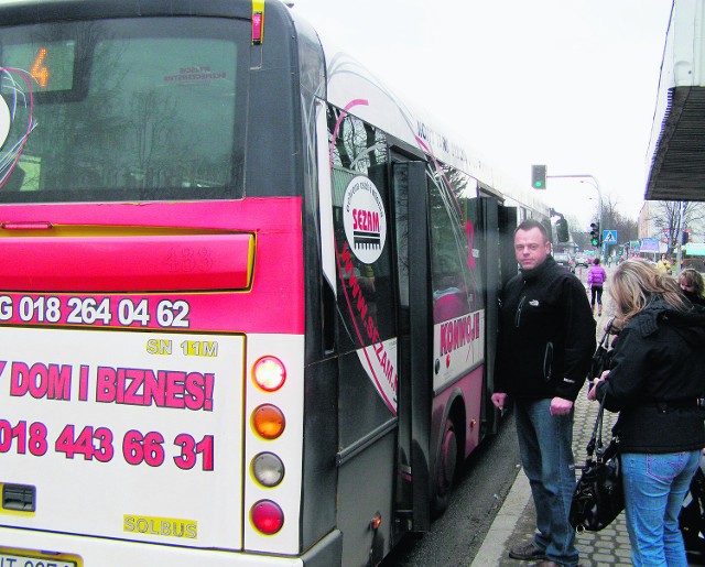 Marek Staszel (stoi przy autobusie) jest przekonany, że kontrolerzy przekroczyli prawo