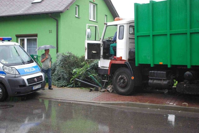 Ciężarówka staranowała płot i wjechała na jedną z posesji przy ulicy Narutowicza